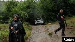 Kosovski policajci na straži blizu sela Bare, 14. juna 2023. (Foto: Rojters/Valdrin Xhemaj) 