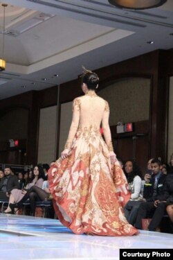 Gaun bertema "Wayang" karya Meggie Hadiyanto dipamerkan di panggung Couture Fashion Week di New York (dok: Meggie Hadiyanto)