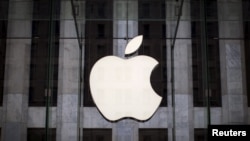 Sebuah logo Apple tergantung di atas pintu masuk toko Apple di 5th Avenue di borough Manhattan di New York City, 21 Juli 2015. (Foto: Reuters)Polisi Inggris memburu komplotan pencuri yang merampas truk berisikan produk Apple senilai 5 juta pound (setara dengan Rp 93,2 miliar). Pe