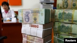 Mata uang Vietnam terlihat di sebuah bank di Hanoi, 25 November 2009. (Foto: Reuters)