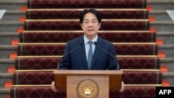 ​ພາບ​ຈາກ​ຫ້ອງ​ການ​ປະ​ທານ​າ​ທິ​ບໍ​ດີ ໄຕ້​ຫວັນ ຖ່າຍ ແລະ ເຜີຍ​ແຜ່​ໃນ​ວັນ​ທີ 13 ມີນ​າ ສະ​ແດງ​ໃຫ້​ເຫັນ​ປະ​ທາ​ນາ​ທິ​ບໍ​ດີ ລາຍ ຈິງ ເຕ ກ່າວ​ຄຳ​ປາ​ໄສ ກ່ຽວ​ກັບ​ປະ​ຕິ​ກິ​ລິ​ຍາ​ຂອງ​ລັດ​ຖະ​ບານ​ຕໍ່​ການ​ແຊກ​ຊຶມ​ຂອງ ຈີນ ໃນ ໄທເປ.