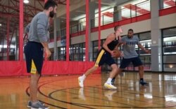 Ognjen Stojaković tokom treninga sa Nikolom Jokićem (Foto: Bob Nicolai/Altitude Sports)