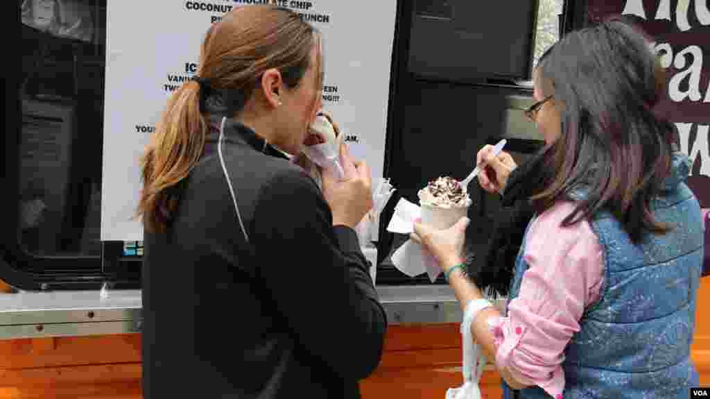 市民在流动餐车前享受冰淇淋(美国之音 亚微拍摄)