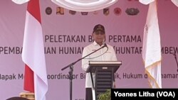 Menkopolhukam Wiranto saat menyampaikan sambutan pelaksanaan peletakan batu pertama pembangunan Huntap di Pombewe, Sigi, Sulawesi Tengah, 1 Juli 2019. (Foto: VOA/Yoanes Litha)