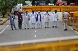 Petani meneriakkan slogan-slogan dalam aksi protes menentang undang-undang pertanian, di dekat gedung parlemen di New Delhi, India, 22 Juli 2021. (REUTERS/Adnan Abidi)