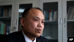 资料照片：中国知名维权律师余文生在北京的办公室接受采访。(2017年2月24日) 