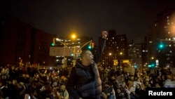 12月5日数以千计的抗议者走上纽约曼哈顿街头