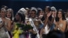  Zozibini Tunzi dari Afrika Selatan melambaikan tangan setelah memenangkan gelar Miss Universe 2019 di Tyler Perry Studios, Atlanta, Georgia, 8 Desember 2019. (Foto: AFP)