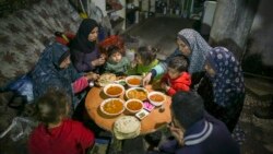Sebuah keluarga Palestina menikmati Iftar, makanan berbuka puasa, selama bulan Ramadan di apartemen mereka yang rusak di Jabaliya, Jalur Gaza utara (foto: ilustrasi). 