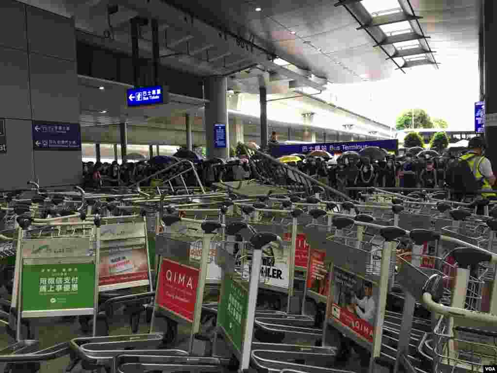 示威者用行李车堵住机场大厅与巴士站的通道。(2019年9月1日)