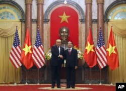 美国总统川普与越南国家主席陈大光在河内的越南主席府内合影。（2017年11月12日）