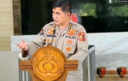 Kepala Bagian Penerangan Umum Divisi Humas Polri Ahmad Ramadhan saat konferensi pers di Jakarta, Senin, 14 Desember 2020. (Foto:VOA/Sasmito Madrim)