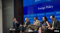 前国务院高官马洛利·斯图尔特Mallory Stewart（右二）与弗兰克·罗斯（右三）2019年7月31日出席布鲁金斯研究院讨论会（美国之音黎堡）