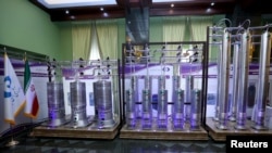 Sejumlah mesin sentrifugal terbaru milik Iran ditampilkan dalam pameran Hari Energi Nuklir Nasional Iran di Teheran pada 10 April 2021. (Foto: Iranian Presidency Office/WANA (West Asia News Agency)/Handout via Reuters)