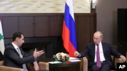Presiden Rusia Vladimir Putin (kanan) dan Presiden Suriah Bashar Assad berbincang dalam pertemuan di kediaman Bocharov Ruchei di resor Laut Hitam Sochi, Rusia, Senin, 20 November 2017.