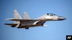Sebuah jet tempur J-16 PLA China terbang di lokasi yang dirahasiakan. China menerbangkan lebih dari 30 pesawat militer menuju Taiwan pada 2 Oktober 2021. (Foto: AP)