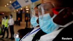 Para petugas medis menunggu para penumpang yang baru mendarat untuk diperiksa suhu tubuhnya sebagai tindakan preventif terhadap merebaknya virus korona di bandara internasional Kotoka, Accra, Ghana, 30 Januari 2020. (Foto: REUTERS/Francis Kokoroko)