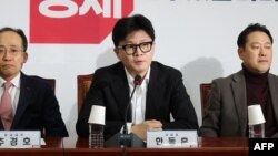 6일 한국 여의도 국회에서 집권여당의 한동훈 국민의힘 대표가 윤석열 한국 대통령의 직무집행 정지를 지지하는 발언을 하고 있다.