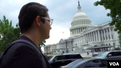 罗伯特已经登记为年轻选民，他的妹妹在帕克兰枪击中丧生。（2018年11月1日）