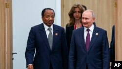 Shugaban Rasha, Vladimir Putin, dama tare da Shugaban Kamaru Paul Biya, hagu