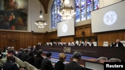 Suasana sidang di Mahkamah Internasional (ICJ) di Den Haag, Belanda, atas kasus yang diajukan oleh Gambia, terkait tuduhan genosida terhadap penduduk minoritas Muslim Rohingya oleh pemerintah Myanmar, 23 Januari 2020. REUTERS / Eva Pl
