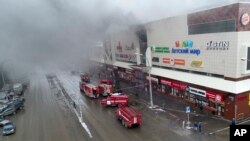 俄罗斯西伯利亚克麦洛伏市消防人员在购物中心灭火 (2018年3月25日)