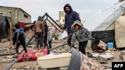 Raseljeni Palestinci ispituju štetu na šatorima posle izraelskog bombardovanja izbegličkog kampa u Rafi (Foto: SAID KHATIB / AFP)