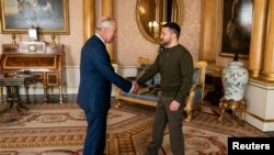 Britanski kralj Čarls rukuje se sa ukrajinskim predsednikom Volodimirom Zelenskim u Bakingemskoj palati u Londonu, 8. februara 2023.