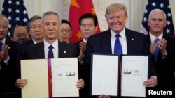 美国总统唐纳德·特朗普在华盛顿白宫东厅签署美中贸易协定“第一阶段”后与中国国务院副总理刘鹤站在一起。（2020年1月15日）