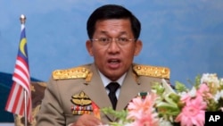 Panglima militer Myanmar, Jenderal Min Aung Hlaing, berbicara kepada para wartawan dalam pertemuan kepala pertahanan ASEAN di Naypyitaw, Myanmar, 5 Maret 2014. 