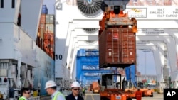 繁忙的美国巴尔的摩港