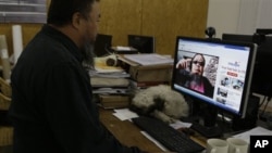 中国异议艺术家艾未未在播放他本人上传到YouTube的一段他模仿韩国歌星PSY江南风的表演(2012年10月25日)。全球广泛使用的视频交流网站YouTube在中国被封，用户必须设法绕过封锁才能登陆。