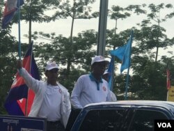 លោក​ឧបនាយក​រដ្ឋមន្រ្តី ទៀ បាញ់ រដ្ឋមន្រ្តី​ក្រសួង​ការពារ​ជាតិ ចូលរួម​នៅក្នុង​ការដង្ហែ​ក្បួន​ឃោសនា​នៅ​ថ្ងៃទី ២៧ ខែកក្កដា ឆ្នាំ២០១៨​របស់​គណបក្ស​ប្រជាជន​កម្ពុជា​នៅ​តាម​ដង​ផ្លូវ​នានា​ក្នុង​ក្រុង​សៀមរាប ខេត្តសៀមរាប។ (ធីតា វីន/VOA)