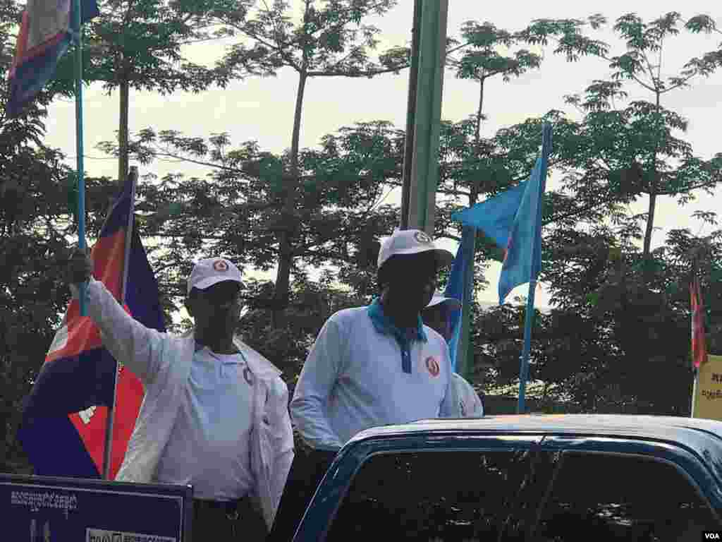 លោក​ឧបនាយក​រដ្ឋមន្រ្តី ទៀ បាញ់ រដ្ឋមន្រ្តី​ក្រសួង​ការពារ​ជាតិ ចូលរួម​នៅក្នុង​ការដង្ហែ​ក្បួន​ឃោសនា​នៅ​ថ្ងៃទី ២៧ ខែកក្កដា ឆ្នាំ២០១៨​របស់​គណបក្ស​ប្រជាជន​កម្ពុជា​នៅ​តាម​ដង​ផ្លូវ​នានា​ក្នុង​ក្រុង​សៀមរាប ខេត្តសៀមរាប។ (ធីតា វីន/VOA)