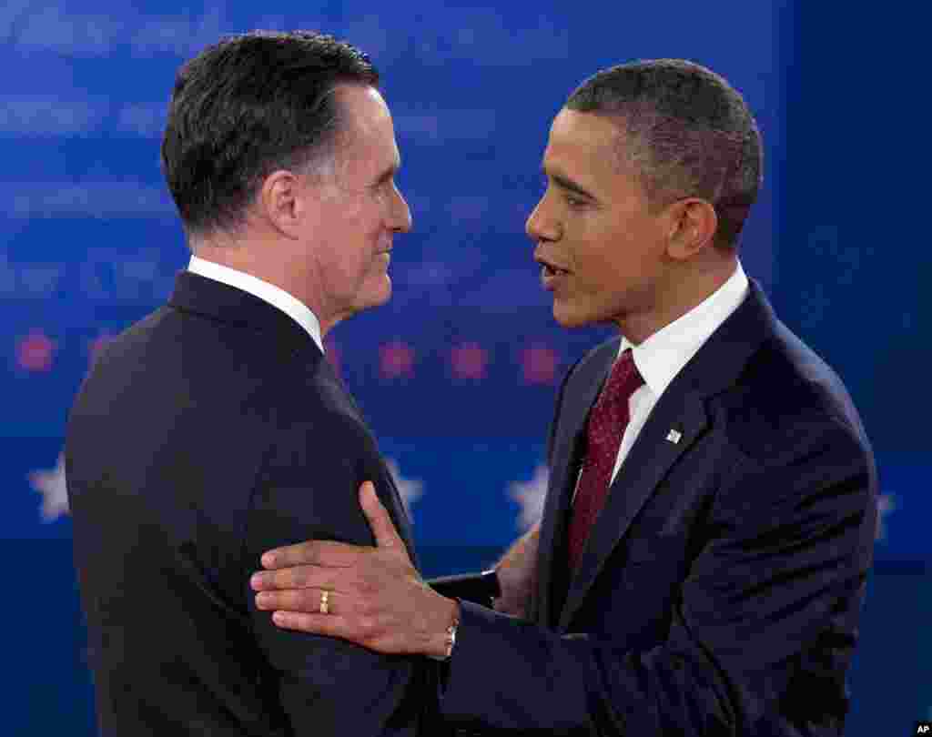 Tổng thống Obama và ứng cử viên tổng thống của đảng Cộng hòa Mitt Romney chào nhau khi đến dự cuộc tranh luận tại New York, ngày 16/10/2012.