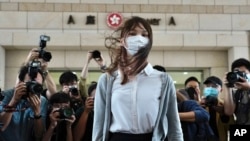 资料图：香港著名学运领袖周庭来到香港一家法庭接受庭审。（美联社2020年11月23日）