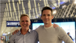 澳广驻京记者比尔·博图斯Bill Birtles（右）与澳大利亚金融评论驻沪记者迈克·史密斯Mike Smith2020年9月8日在机场（源自澳广记者博图斯的推特账户）