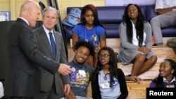 Gradonačelnik Nju Orleansa Mič Landrije i bivši predsednik SAD Džordž Buš