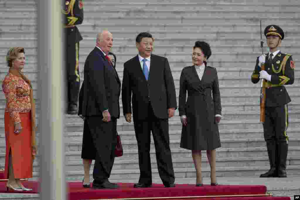 挪威国王哈拉尔五世、王后宋雅和中国国家主席习近平与夫人彭丽媛在北京人民大会堂前面举行的欢迎仪式之后(2018年10月16日)。