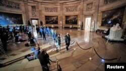 ក្រុម​រដ្ឋអាជ្ញា​នៃ​សវនាការ​រដ្ឋសភា​យក​បទចោទប្រកាន់​​អតីត​ប្រធានាធិបតី​សហរដ្ឋ​អាមេរិក​លោក Donald Trump ទៅ​កាន់​ព្រឹទ្ធសភា​សហរដ្ឋ​អាមេរិក ក្នុង​រដ្ឋធានី​វ៉ាស៊ីនតោន ថ្ងៃទី២៥ ខែមករា ឆ្នាំ២០២១។ 