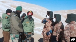 印度与中国军人在争议边界线附近对峙。（美联社资料图）