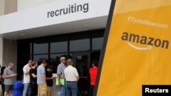 Antrian pencari kerja di "Amazon Jobs Day," yang diadakan di 10 lokasi di AS, 2 Agustus 2017. 
