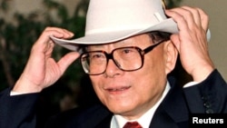 1997年11月26日时任中国国家主席江泽民在加拿大卡尔加里试戴卡尔加里市长阿尔杜尔送给他的一顶新牛仔帽