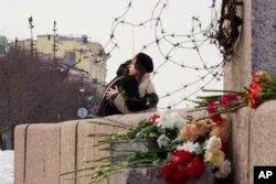 Građanke ostavljaju cveće u čast Alekseja Navalnog kod spomenika žrtvama političke represije u Sankt Peterburgu u Rusiji, 20. februara 2024. (Foto: AP/Dmitri Lovetsky)