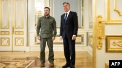 Menteri Luar Negeri AS Antony Blinken (kanan) bertemu Presiden Ukraina Volodymyr Zelensky di ibu kota Kyiv, Rabu (6/9). 