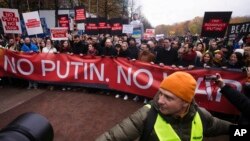 Julija Navalnaja , ruski opozicioni političari Vladimir Kara-Murza i Ilja Jašin predvode demonstracijeu Berlinu pod sloganom "Zaustavite Putina! Zaustavite rat", 17. novembra 2024. 