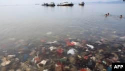 Sampah-sampah plastik tampak mencemari Laut Teluk Lampung, Bandar Lampung, 21 Februari 2019. (Foto: AFP).