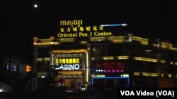 这是位于柬埔寨西哈努克港的一家赌场。由于柬埔寨法律禁止其国人赌博，这些赌场的服务对象主要都是中国人。