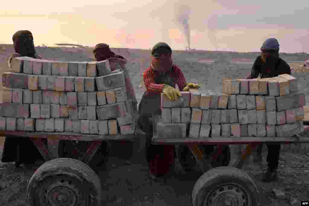 د عراق الحله ښار یوې څنډې کې د خښتو بټۍ.