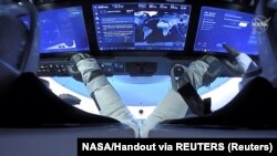 Astronauti Bob Beken i Dag Harli tokom leta letelicom
"Dragon Endeavour" kompanije Spejseks (Foto: NASA/Handout via REUTERS)